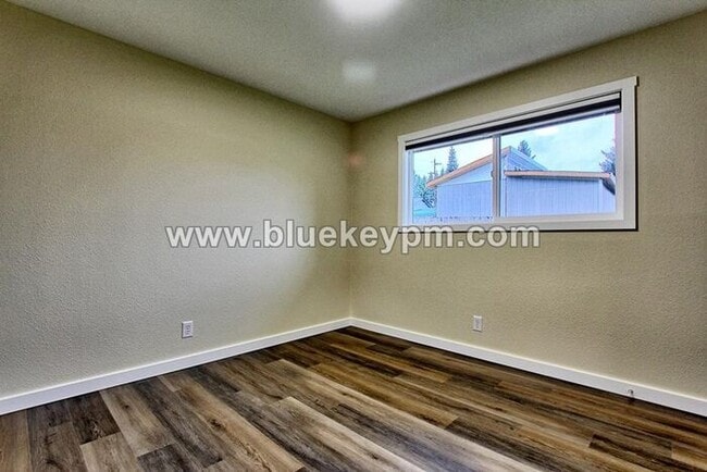 Building Photo - 5 Bed, 3 Bath Home in Orchards with Primary Bedroom on Main