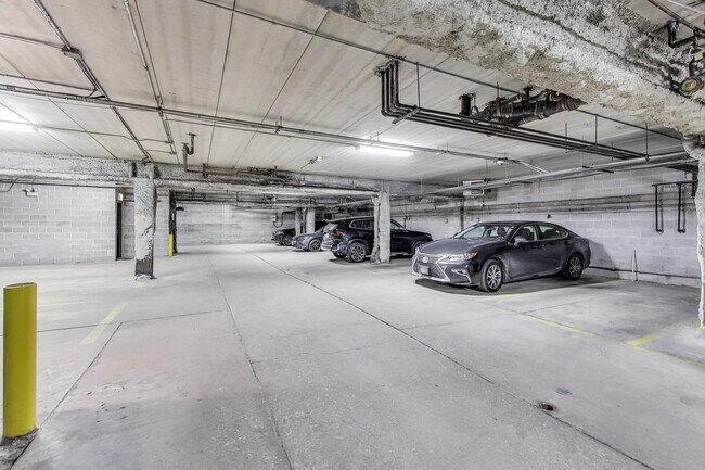 Building Photo - 816 W Hubbard St