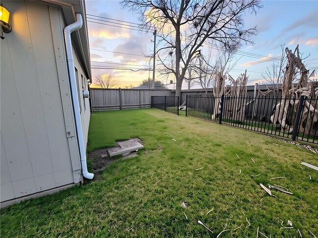 Building Photo - 13146 Newbrook Dr