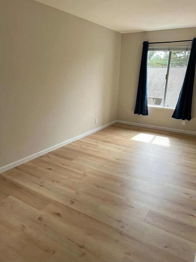 Building Photo - UPDATED TOWNHOME, COMMUNITY POOL, BRIGHT R...