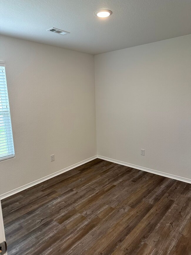 Building Photo - *Pre-leasing* NEWER Three Bedroom | Two Ba...