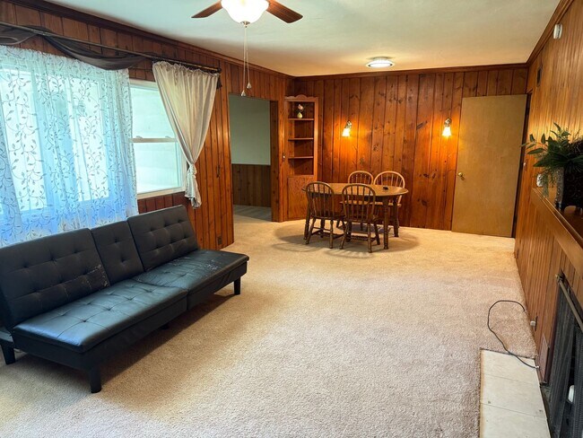 Building Photo - Charming 2 BR house in quiet Normal neighborhood