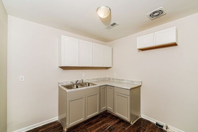 Building Photo - $1,199! 3Bed/ 1 Bath House! North of Birmingham! Save 50% off the first full month's rent. Apply ...