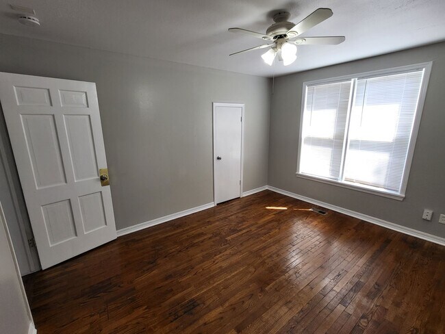 Building Photo - 3 bedroom, 1.5 bathroom house located in E...