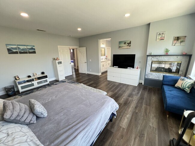 Building Photo - Amazingly Remodeled 4 Bed 4 Bath Luxury Home in North Orange with Solar!