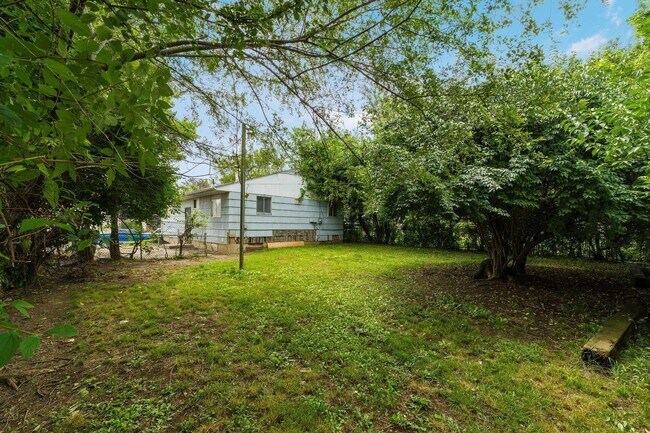 Building Photo - 1726 E Blake Ave