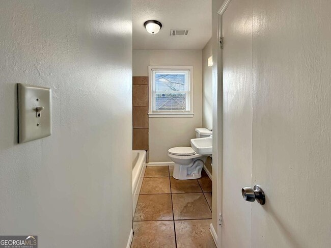 Building Photo - 514 Clover Dr