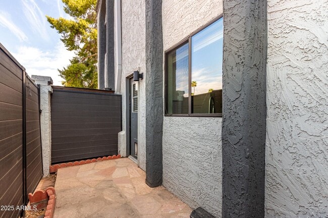 Building Photo - Old Town Scottsdale townhome- 2 bd 2 bath- W/D- Yard