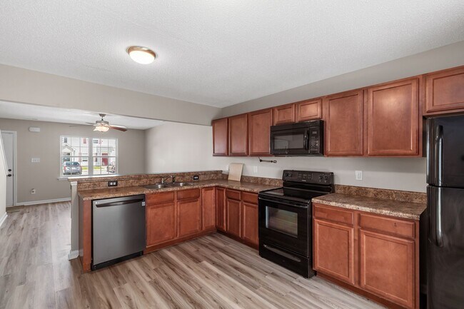 Building Photo - Charming 2-Bedroom 2.5-Bathroom Townhouse with Fenced Yard
