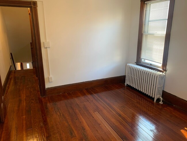 Building Photo - Spacious Duplex with hardwood floors and g...