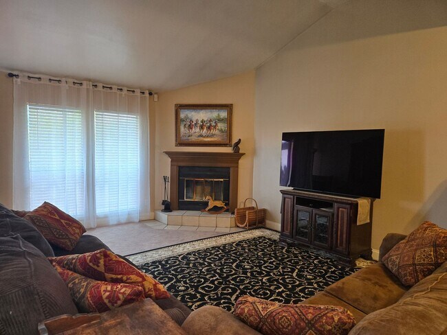 Building Photo - Spacious Condo With Covered parking