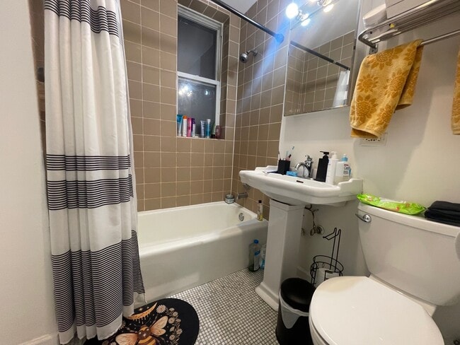 Building Photo - 677.5 W Wrightwood Ave