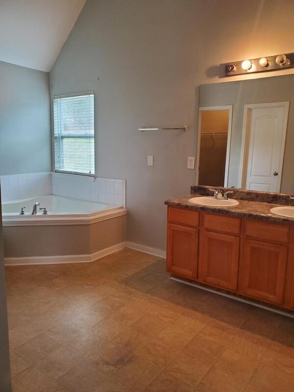 Building Photo - 11070 Southwood Dr