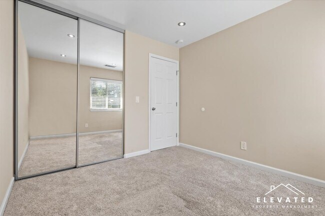 Building Photo - 303 Algiers Ct