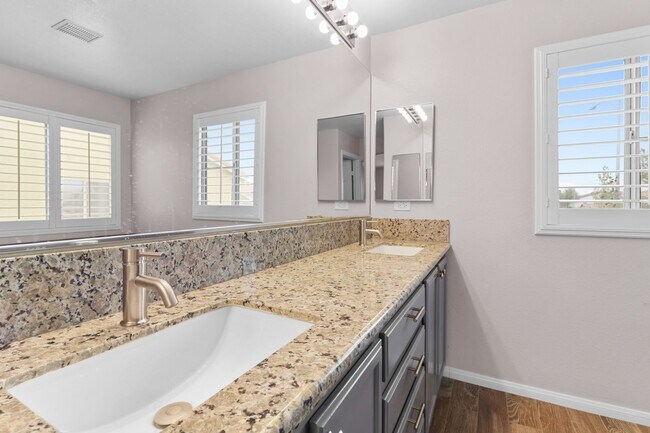 Building Photo - SE!! Pebble and Pollock!! Crystal Springs!...