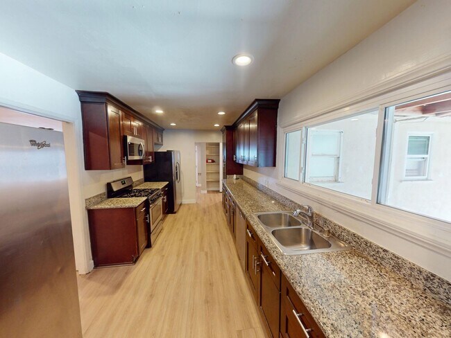 Building Photo - 8BD/3BA, Lots of Parking! (Lease out, pend...