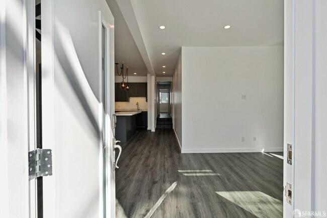 Building Photo - 68 Cayuga Ave