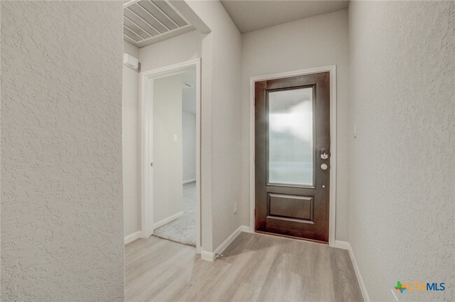 Building Photo - 1945 Redstart