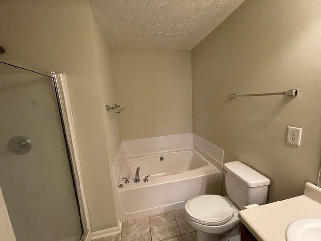 Building Photo - 4 bedrm, 3 bath, garage, pool, tennis cour...