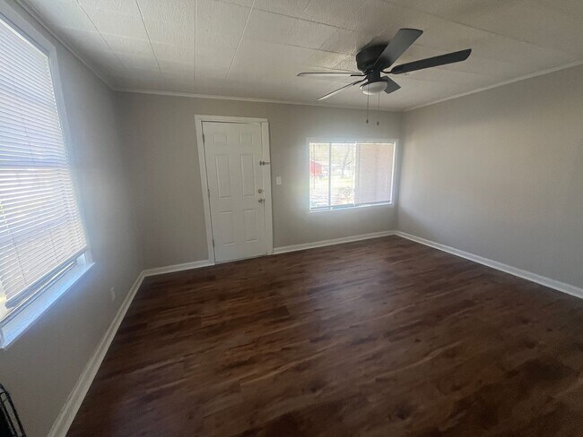 Building Photo - Freshly remodled 3 BR 1 Bath home