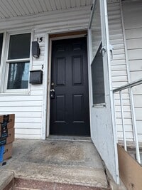 Building Photo - Newly Renovated 3BR Row Home – Move-In Ready