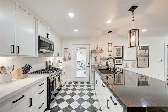 Building Photo - 1607 Sweetbriar Ave