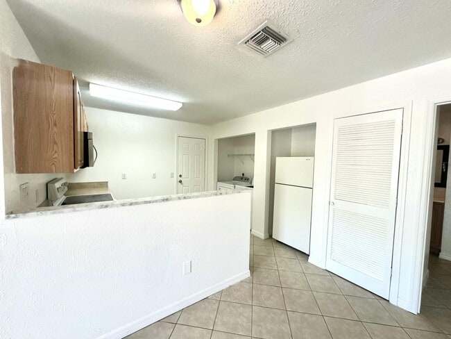Building Photo - 5106 Sanibel Ave
