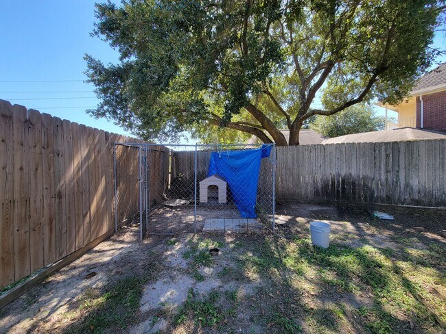 Building Photo - Welcome home to this beautiful 2 story on a cul de sac lot! Fresh paint and Stainless steel appli...