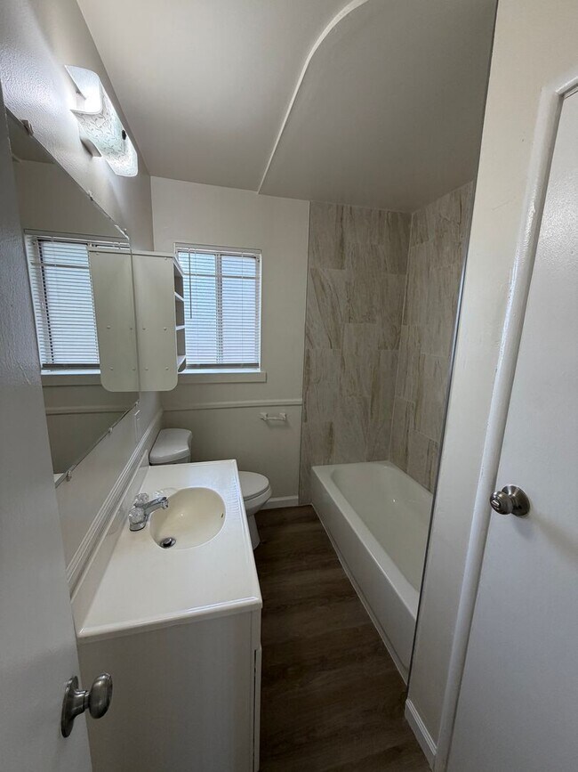 Building Photo - Refreshed Living