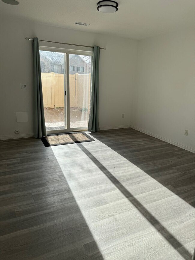 Building Photo - Townhouse with Spacious layout and convien...