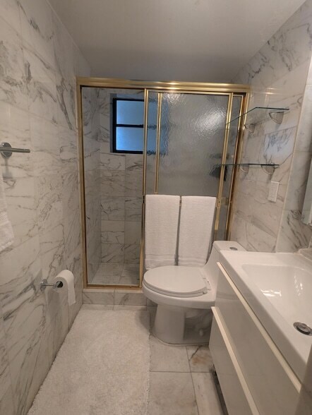 Building Photo - 220 Kings Point Dr
