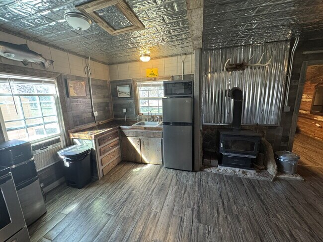Building Photo - Unique country living in fully furnished cabin! Easy drive to Stephenville.