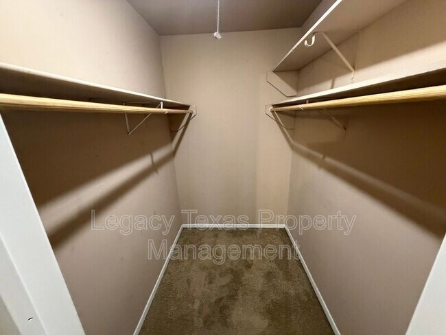Building Photo - 513 Willow Cir W