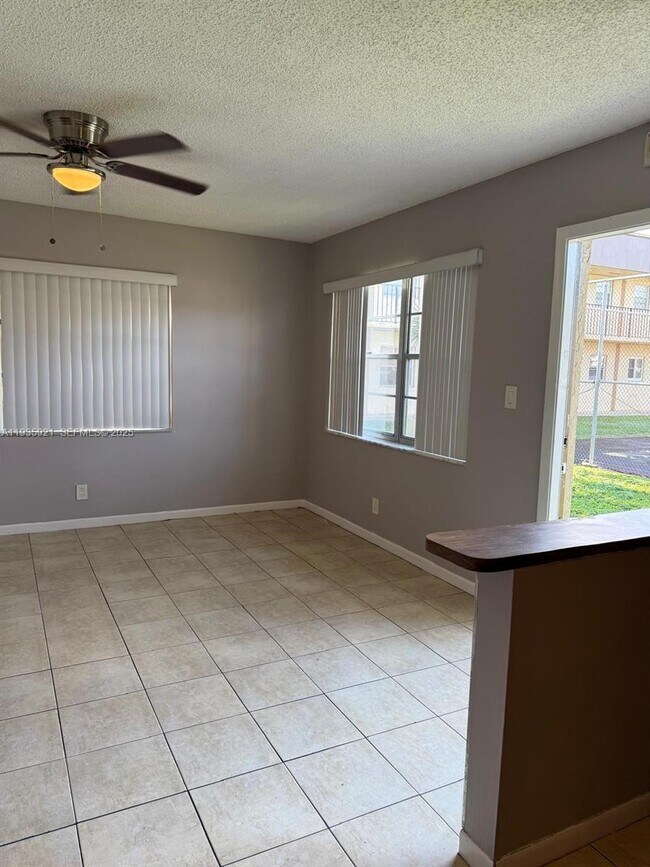 Building Photo - 402 Lakeside Dr