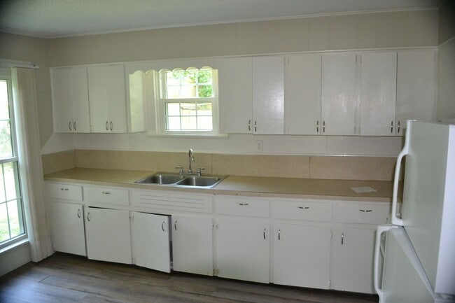 Building Photo - Charming 2 Bed/ 1 Bath Coming Soon!!!
