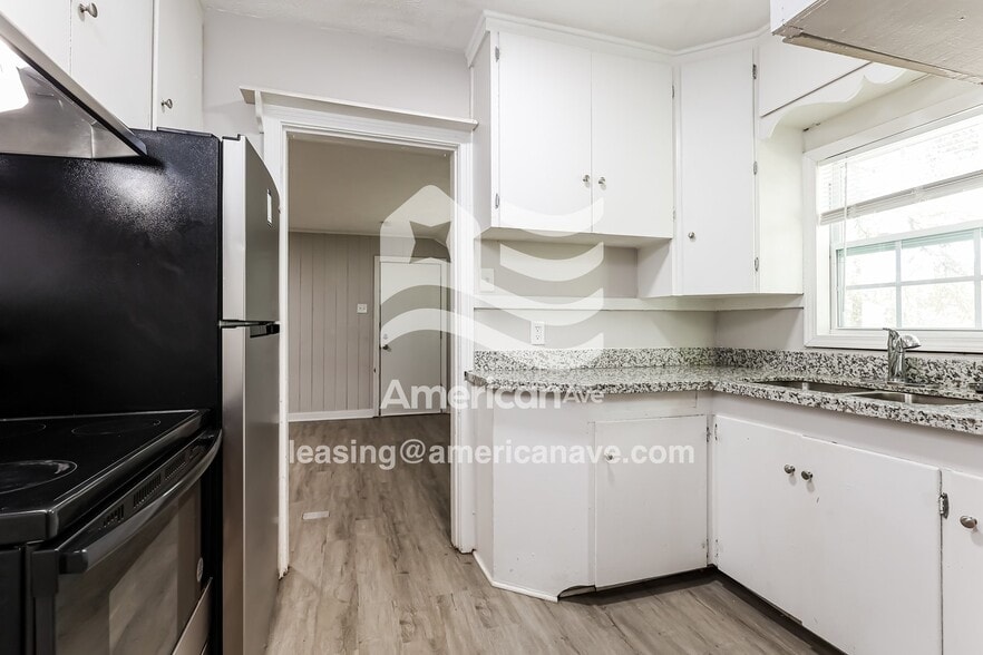 Building Photo - 472 E Northside Dr