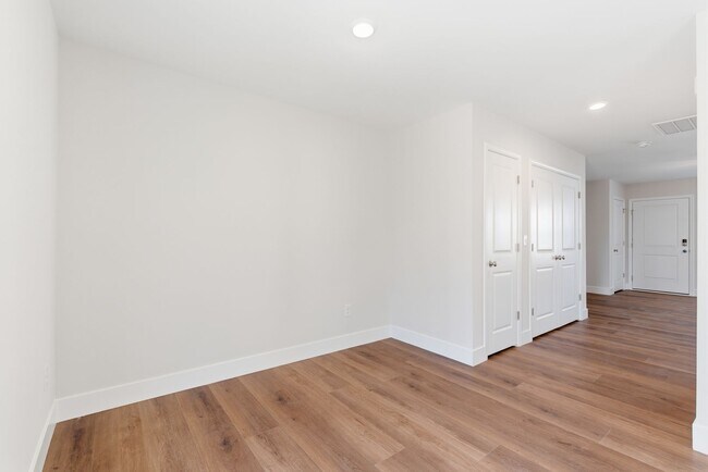 Building Photo - Beautiful 3 Bedroom 2.5 Bath Townhome in East Main Meadows