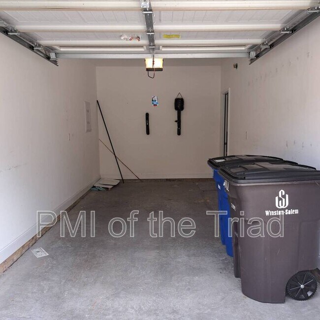 Building Photo - 811 Silver Leaf Dr