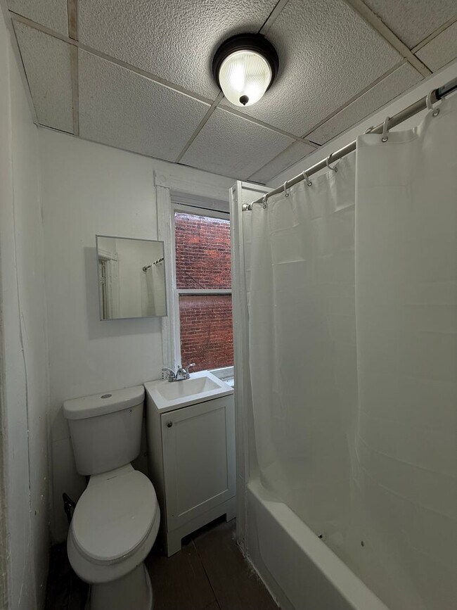 Building Photo - Large Home for family