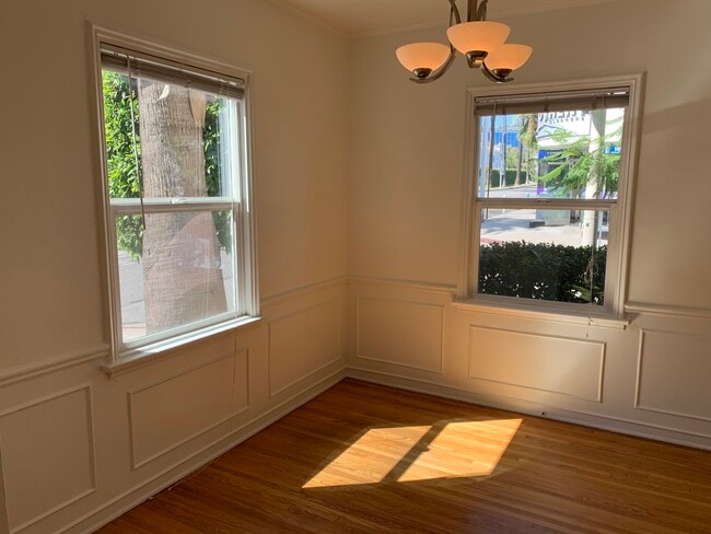 Building Photo - 416 N Doheny Dr