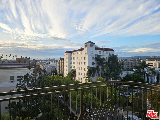 Building Photo - 944 S Serrano Ave