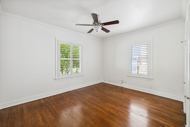 Building Photo - CHARMING 3-BEDROOM IN THE HEART OF ALAMO HEIGHTS