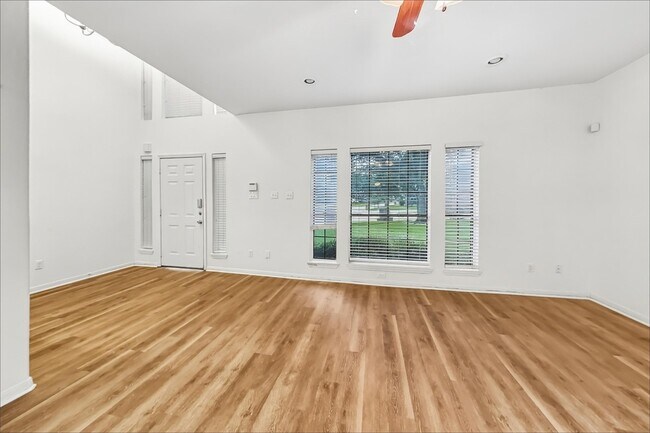 Building Photo - 10917 Spruce Dr S
