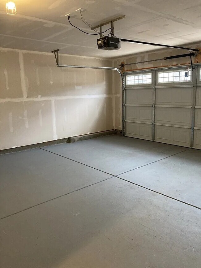 Building Photo - 5 Bedrooms 2.5 Bedrooms