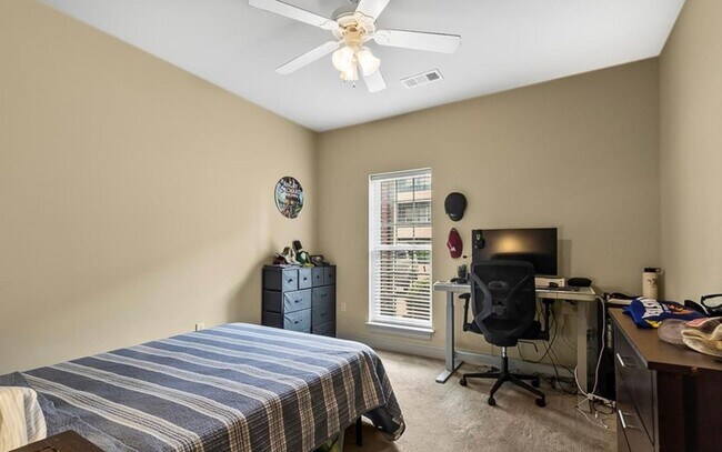 Building Photo - 2 bedroom, 2 bath Condo available Fall ‘25