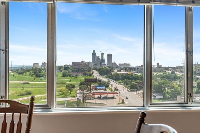 Building Photo - Breathtaking downtown East-facing, penthouse condo - FURNISHED!