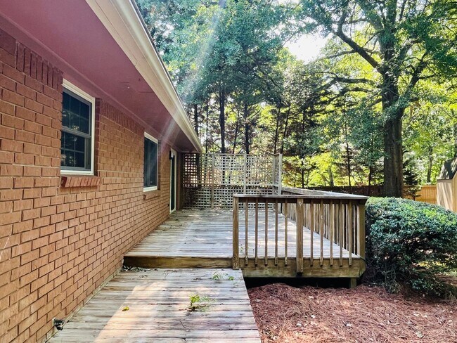 Building Photo - Cute cottage! 3 bed, 2 full bath, large bo...