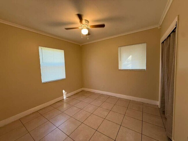 Building Photo - Large 4-1 house