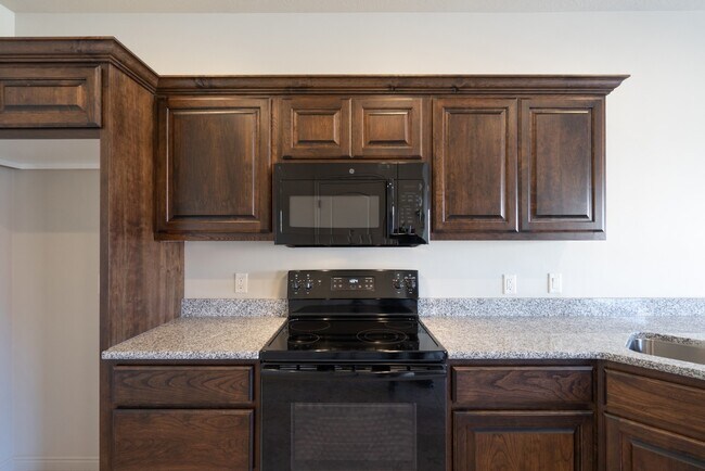 Building Photo - Comfortable Townhome Living with Pool Access