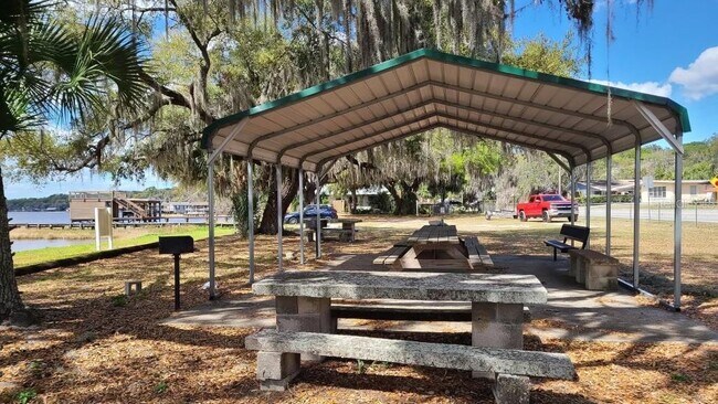 Building Photo - 813 N Waterview Dr